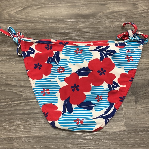 Vintage bikini bottoms flowers 🌺 top is Victoria’s secret - Picture 3 of 6